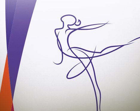 Элегантный силуэт танцора, выполненный фиолетовыми линиями на светлом фоне. Справа фигура изображена в грациозной позе. Слева вертикальные полосы фиолетового и оранжевого цветов